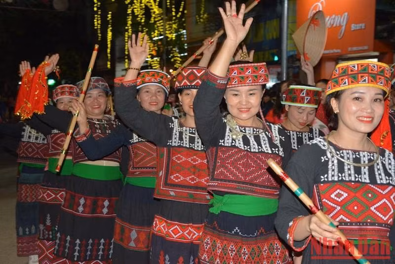 A street performance of the Xa Pho ethnic group. A street performance of the Xa Pho ethnic group.