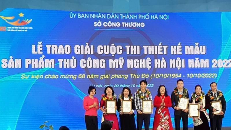 The organising board presents prizes to the authors of the outstanding works of the contest.