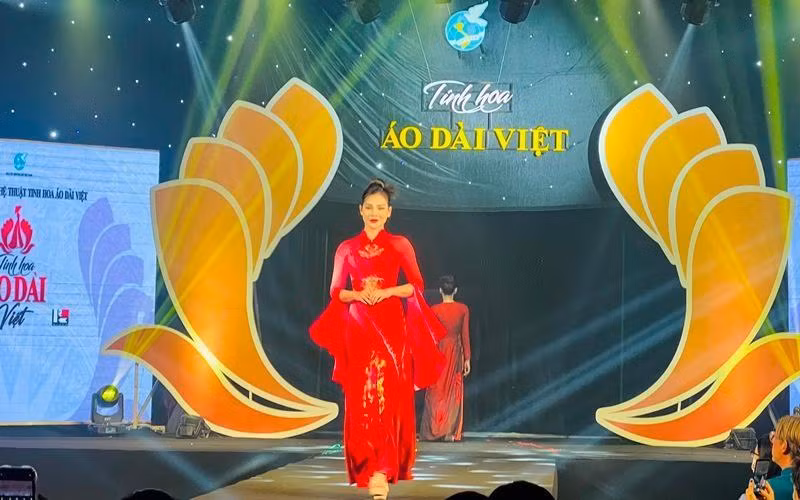 An Ao Dai performance at the show.