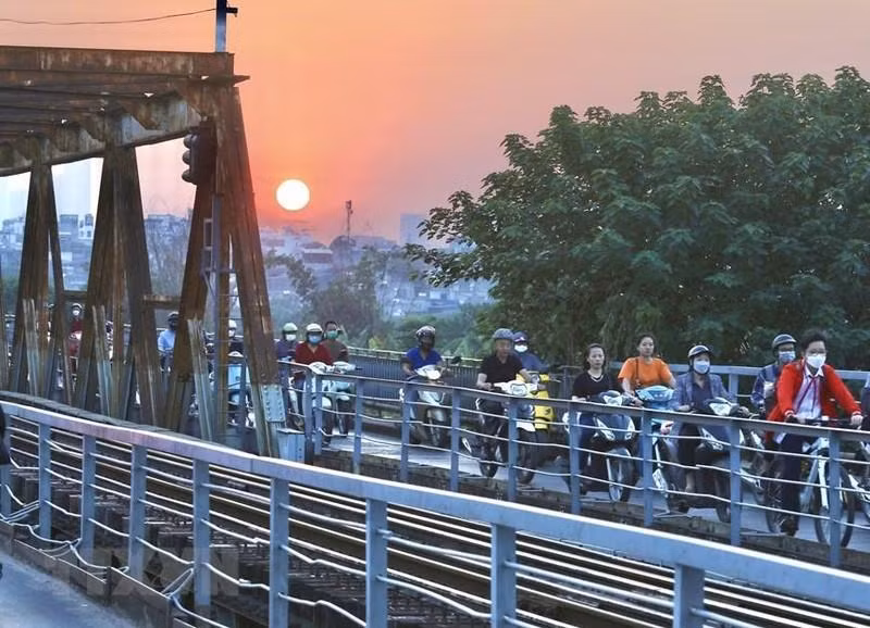 Sunset on Long Bien bridge. (Photo: Hoang Hieu/VNA)