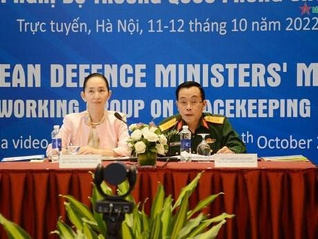 Col. Nguyen Nhu Canh, Deputy Director of the Vietnam Department of Peacekeeping Operations, and Tomoko Matsuzawa, Director for Defence Cooperation in the Indo-Pacific Region of the International Policy Division of the Defence Policy Bureau under the Japanese Ministry of Defence co-chair the event. (Photo: qdnd.vn)