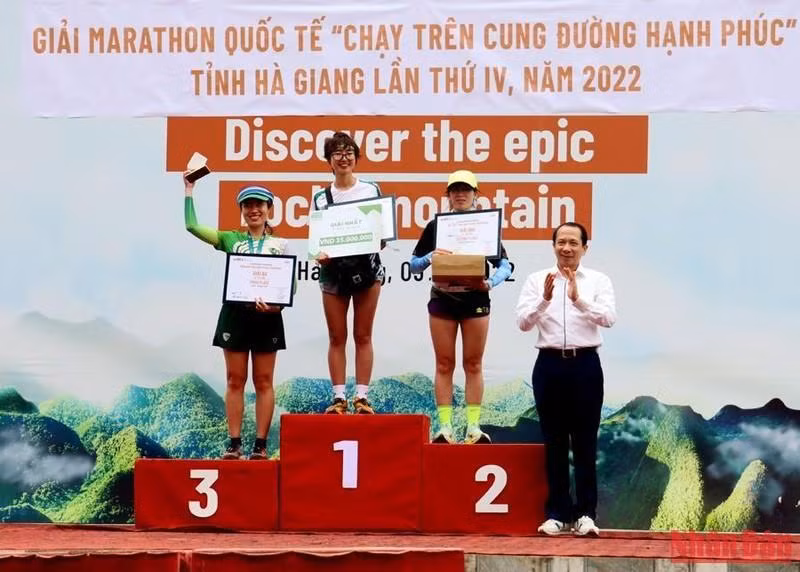 Vice Chairman of the People's Committee of Ha Giang Province Tran Duc Quy presents prizes to the female athletes who competed in the 42km distance.