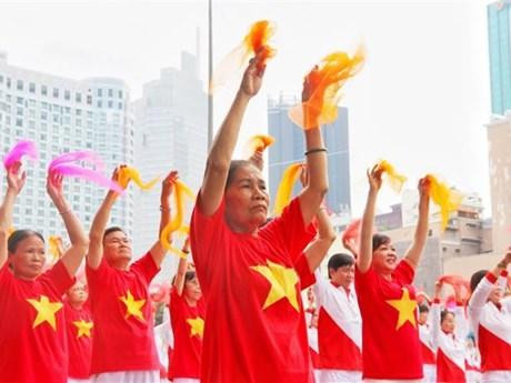 A Qi Gong and Yoga mass demonstration for seniors takes place on Le Loi Street in District 1, downtown Ho Chi Minh City, on October 2 morning. (Photo: VNA)