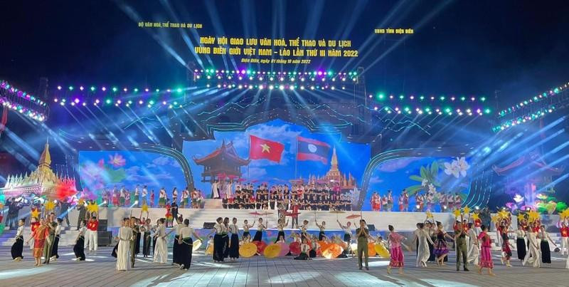 Vietnamese-Lao actors and artists perform at the opening ceremony of the festival.