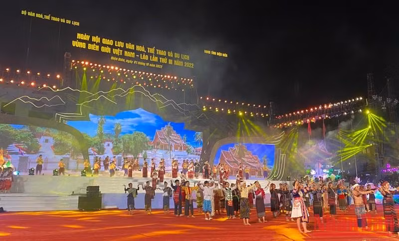 Actors and artisans from Vietnam and Laos perform art programmes at the opening ceremony of the festival.