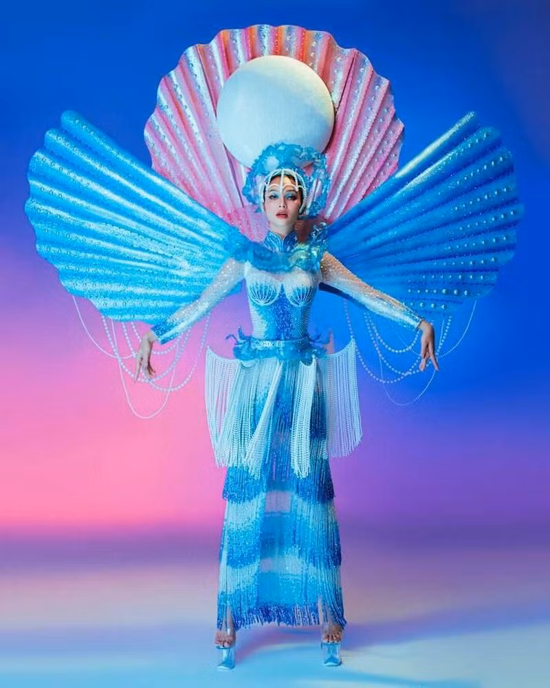 The national costume weighed more than 25 kilograms and was inspired by Vietnamese pearls