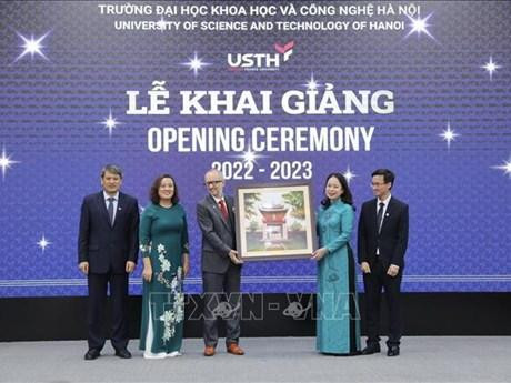 Vice President Vo Thi Anh Xuan (second from right) presents a gift to the University of Science and Technology of Hanoi (USTH) at the ceremony on October 18. (Photo: VNA)