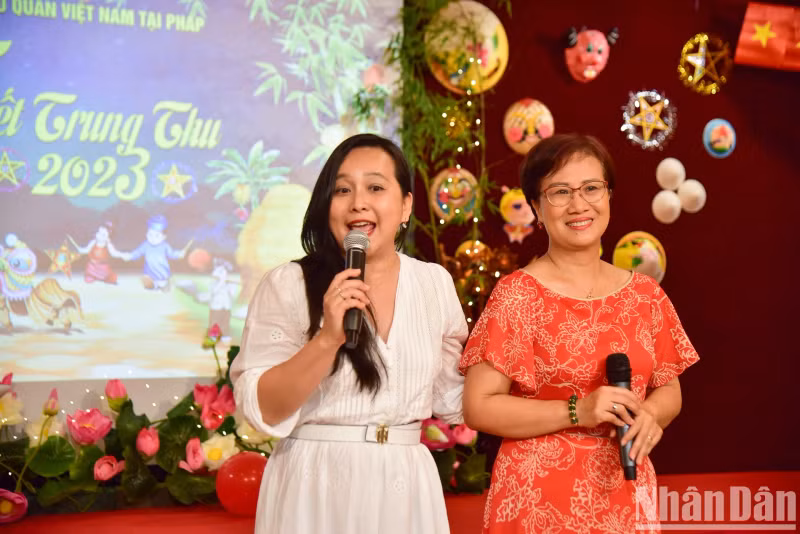 To help children of officials of Vietnamese representative agencies have unforgettable memories of a traditional Mid-Autumn Festival, the Vietnamese Embassy in France launched a lantern contest.