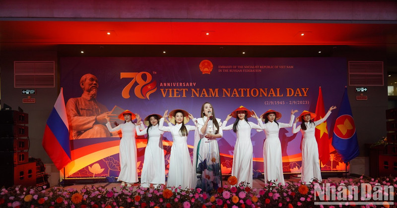 Cultural performance to celebrate Vietnam's National Day in Russia. (Photo: XUAN HUNG)