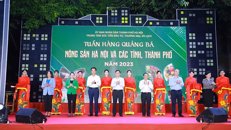 Delegates cutting the ribbon to open the event.