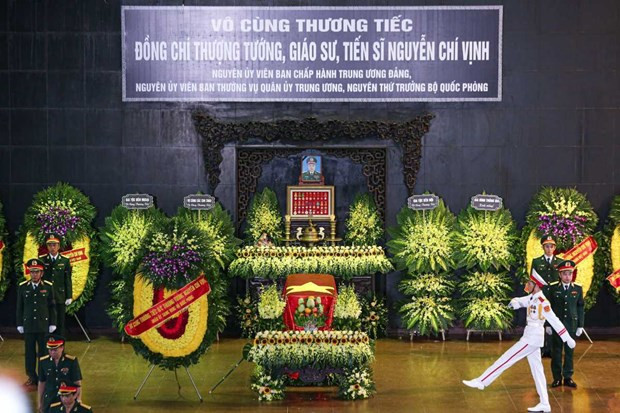 Party and State leaders pay tribute to former Deputy Minister of National Defence Sen. Lieu. Gen. Nguyen Chi Vinh in a respect-paying service held in Hanoi on September 18 morning. (Photo: VNA) 