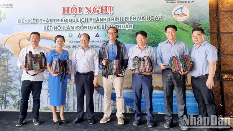 Leaders of Lam Dong Department of Culture, Sports and Tourism and Lam Dong-Da Lat Tourism Association giving gifts to delegates attending the conference.