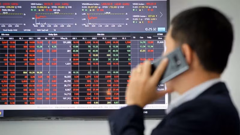 VN-Index plunges to three-week low