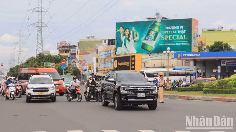 [In Pictures] Mien Tay Bus Station and Saigon Train Station busy ahead of National Day holiday ảnh 4