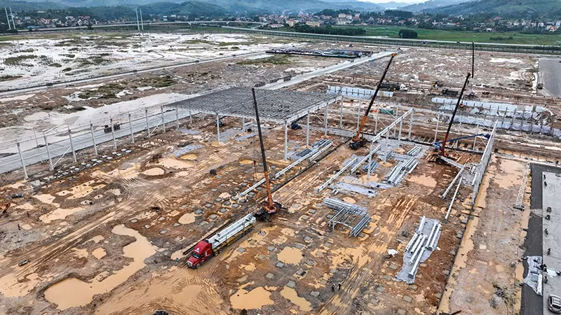 Deploying investment in Thanh Cong Viet Hung automotive and auxiliary industry thematic complex in Viet Hung Industrial Park.