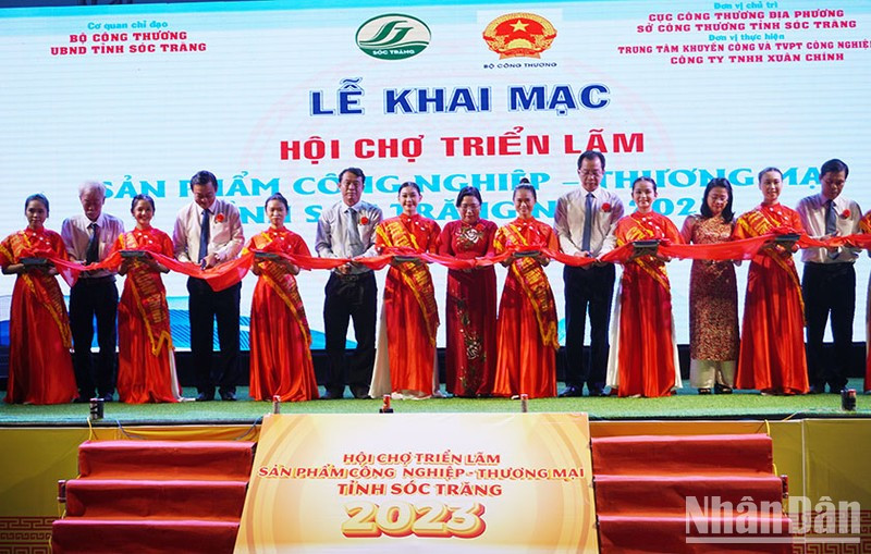 Delegates cutting the ribbon to open the fair.
