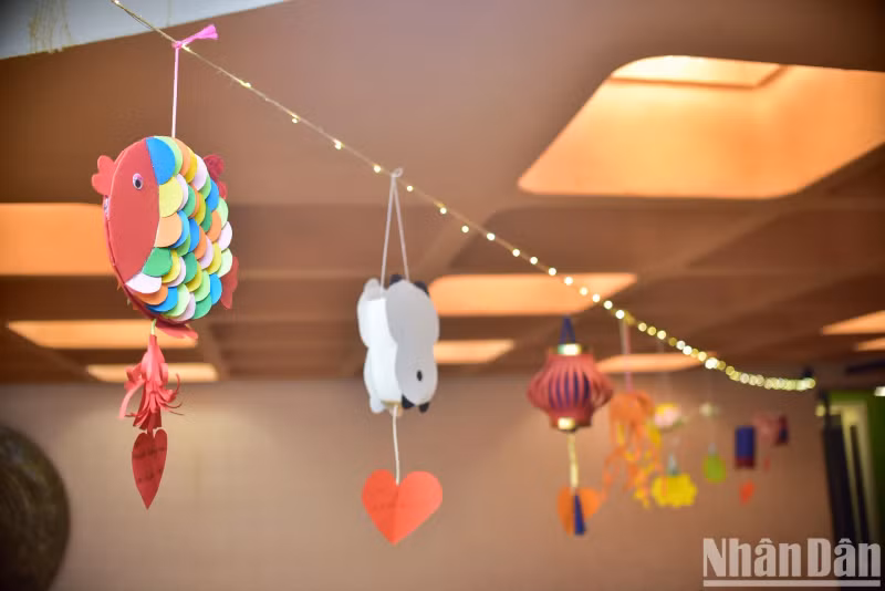 The lanterns completed by the children contribute to making the Mid-Autumn Festival at the Vietnamese Embassy in France more brilliant.