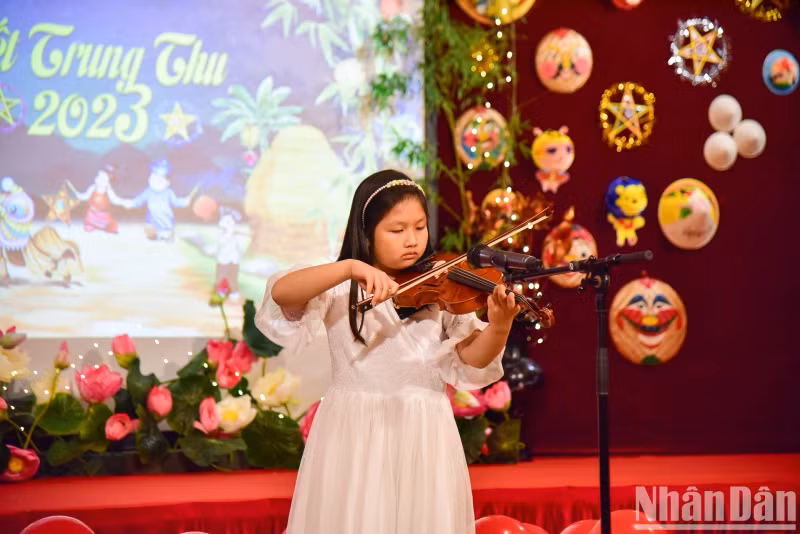 At the festival, the children enthusiastically participated in performing their favourite musical performances.