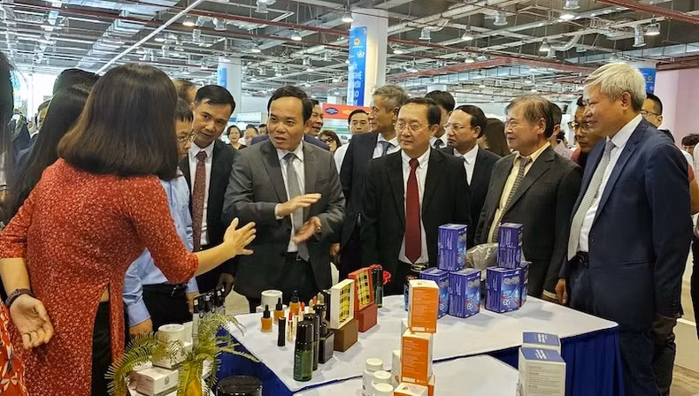 Deputy Prime Minister Tran Luu Quang and delegates visited technology booths.