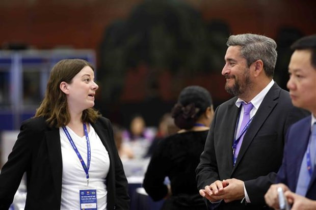 Delegates meet on the sidelines of the discussion session. (Photo: VNA)