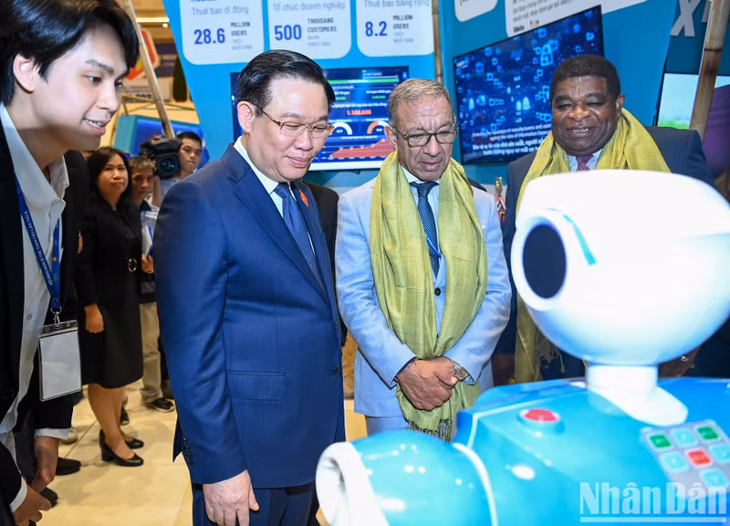 National Assembly Chairman Vuong Dinh Hue and delegates visit the booth of creative products.