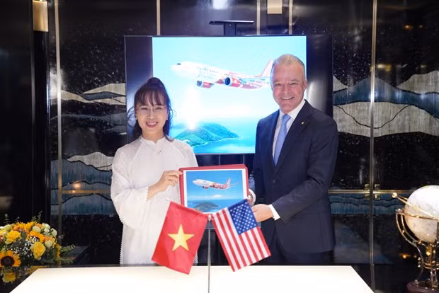 Vietjet Chairwoman Nguyen Thi Phuong Thao (L) and Boeing Global President Dr. Brendan Nelson (Photo: Vietjetair.com)