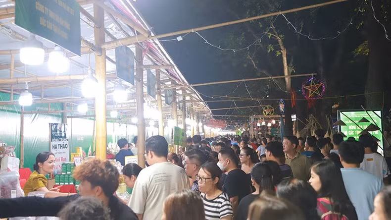A large number of people and tourists visit and shop at the stalls.