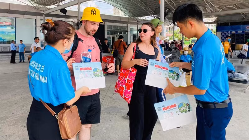 The Co To District working group provides paper bags to replace plastic bags for tourists in the first phase of the pilot programme. (Photo: Co To District Information-Culture Centre)