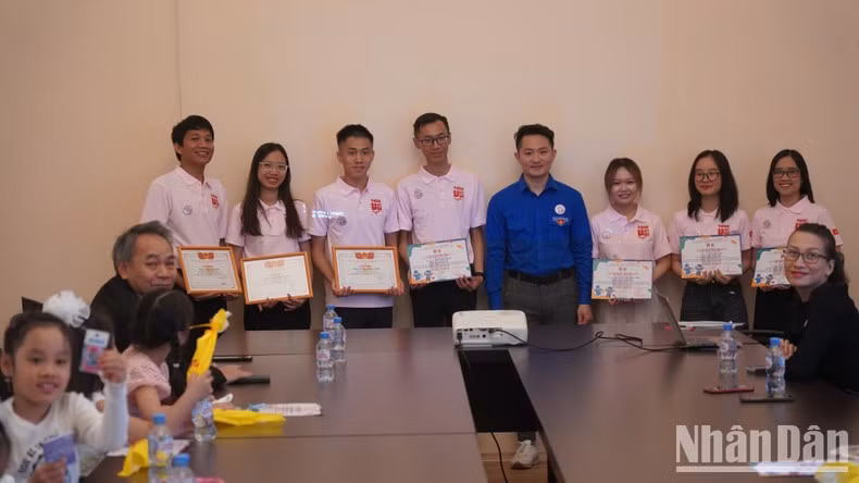 Presenting Certificates of Merit to students participating in the 'Tieng Viet Vui' programme. (Photo: XUAN HUNG)