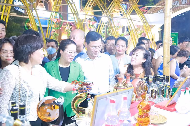 Vice Chairman of Hanoi People's Council Pham Quy Tien and delegates visiting the booth at the fair.