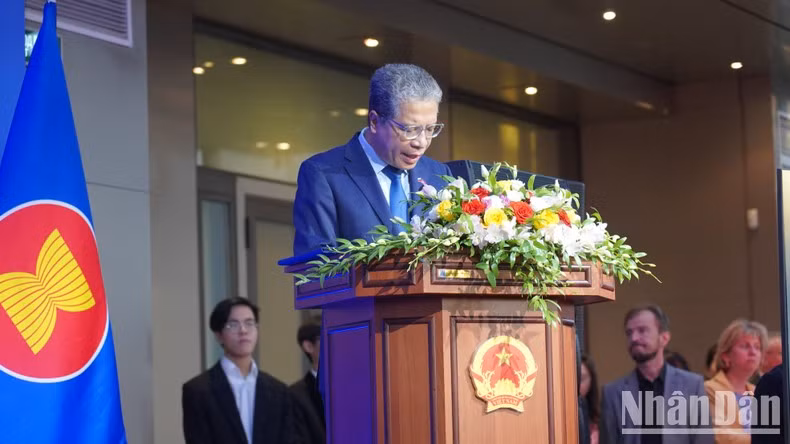 Ambassador Dang Minh Khoi speaks at the ceremony (Photo: XUAN HUNG)