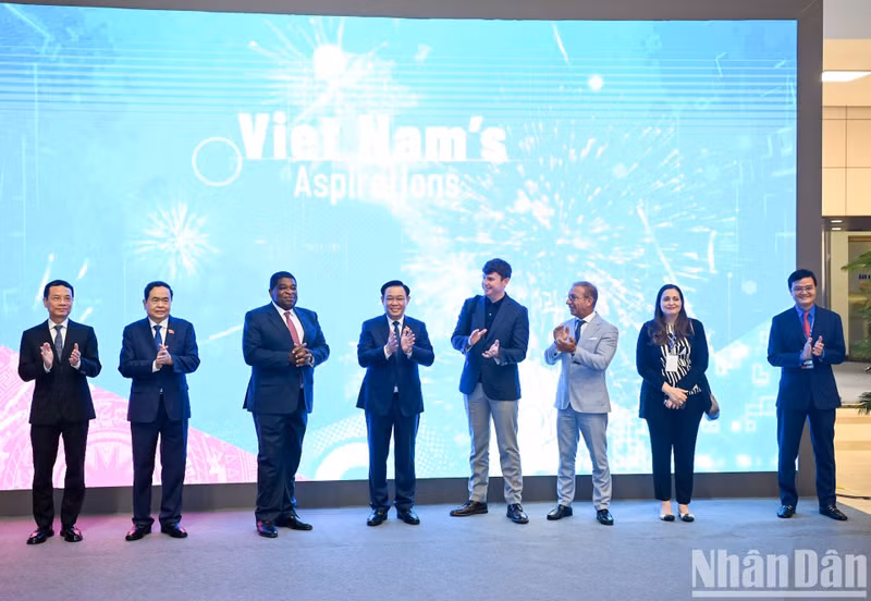 National Assembly Chairman Vuong Dinh Hue, Standing Vice Chairman of the National Assembly Tran Thanh Man, IPU President Duarte Pacheco, IPU Secretary General Martin Chungong, and other delegates perform the opening ceremony of the exhibition.