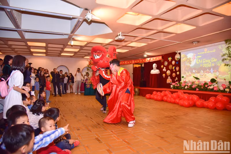 The lion dance is bustling.