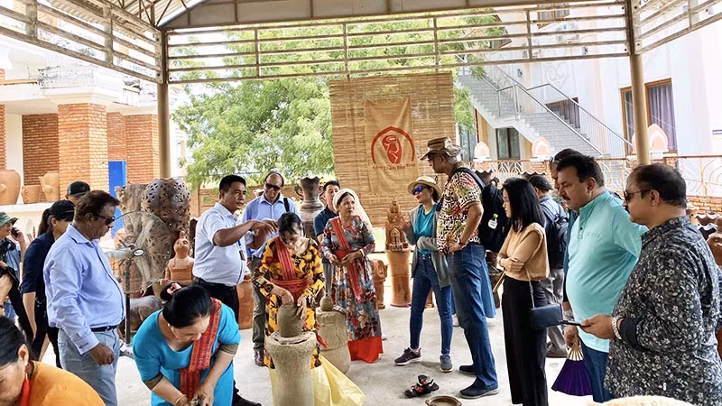 The farmtrip group includes Indian tourism businesses to visit and survey Bau Truc Pottery Village (Ninh Thuan). (Photo: PHUONG THAO)