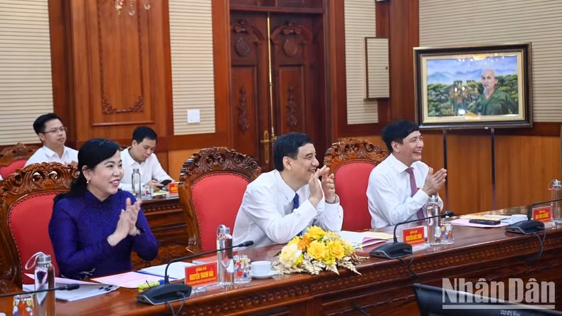 Secretary General of the National Assembly and Chairman of the National Assembly Office Bui Van Cuong, Chairman of National Assembly's Committee for Culture, Education Nguyen Dac Vinh, Head of the Committee for Deputy Affairs Nguyen Thanh Hai and delegates attending the working session.