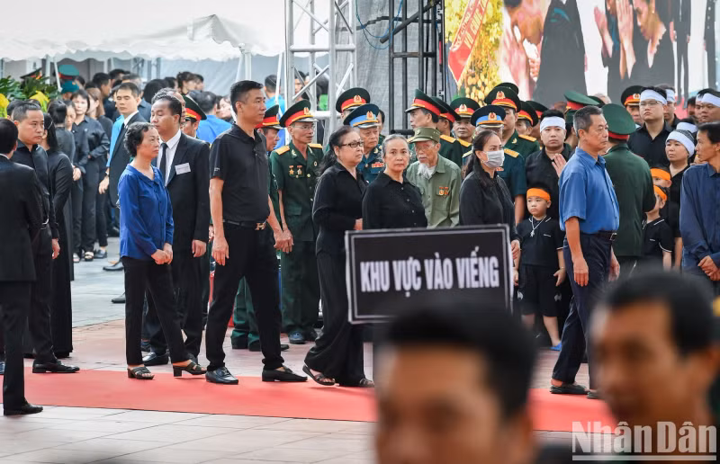 At the Lai Da Village Cultural House area, thousands of people were waiting for their turn to pay respects and offer incense at the funeral venue.