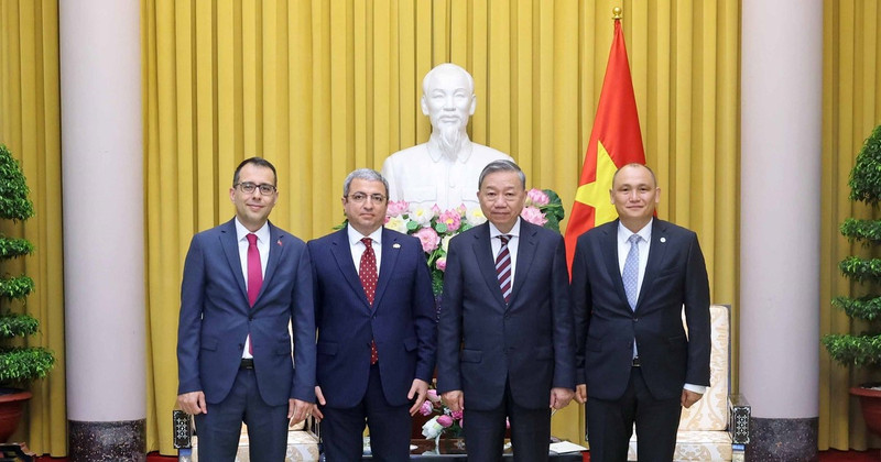 President To Lam (second, right) and Ambassadors Korhan Kemik of Türkiye (first, left), Shovgi Kamal Oglu Mehdizade of Azerbaijan (second, left), and Kanat Tumysh of Kazakhstan (first, right) at the meeting in Hanoi on July 16 (Photo: VNA)