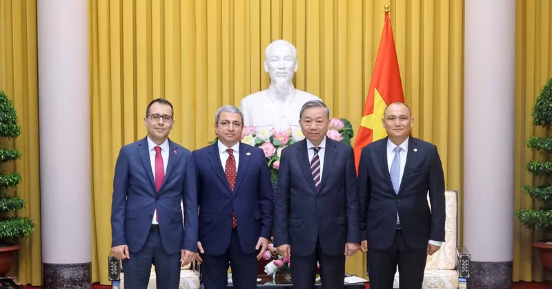 President To Lam (second, right) and Ambassadors Korhan Kemik of Türkiye (first, left), Shovgi Kamal Oglu Mehdizade of Azerbaijan (second, left), and Kanat Tumysh of Kazakhstan (first, right) at the meeting in Hanoi on July 16 (Photo: VNA)