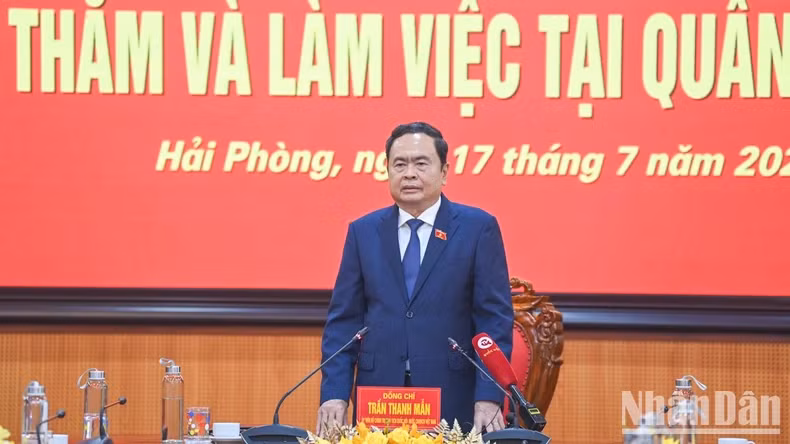 NA Chairman Tran Thanh Man gives instructions at the working session.