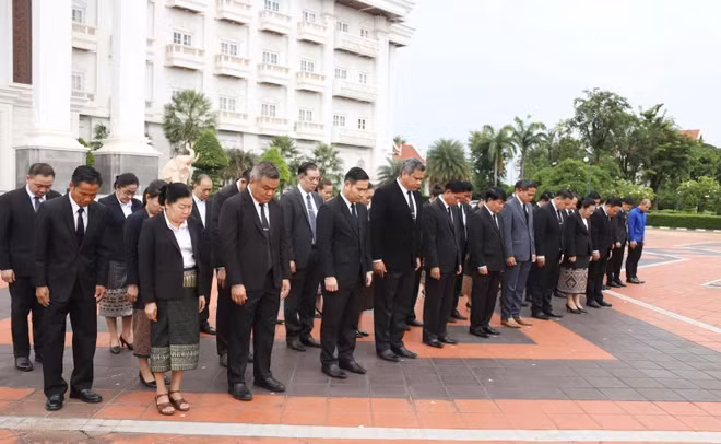 Officials and staff of the Prime Minister's Office observe a minute of silence to express deep grief at the passing of General Secretary Nguyen Phu Trong. (Photo: VNA)