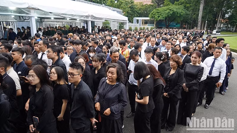 Many departments, agencies, organisations, and people in Ho Chi Minh City lined up at the gate of the Reunification Place to wait for their turn to pay respect to General Secretary Nguyen Phu Trong.