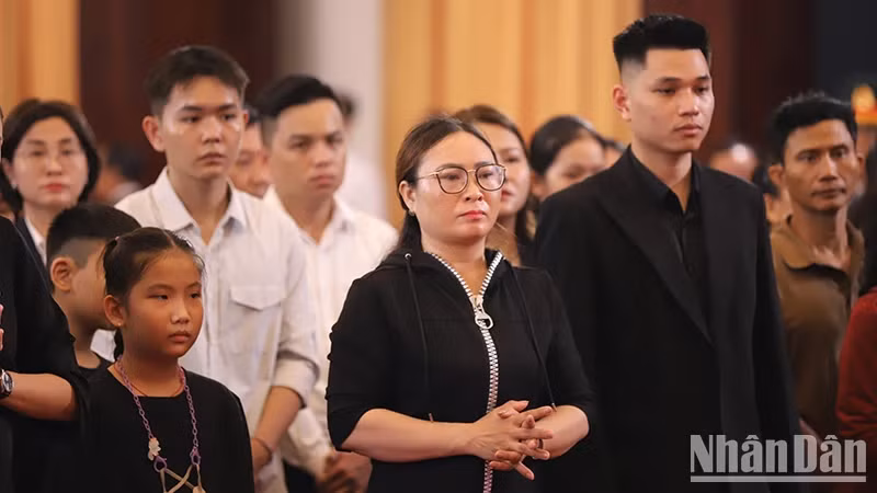 People quietly line up to pay their respects to the late General Secretary.