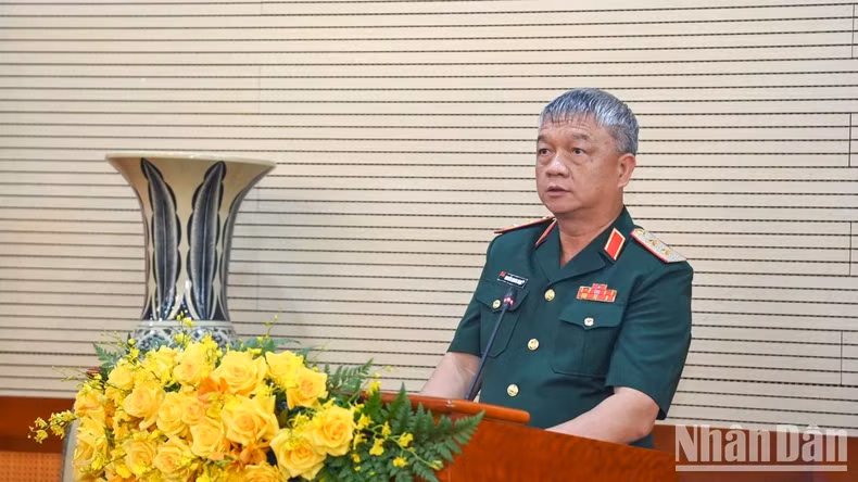 Lieutenant General Nguyen Quang Ngoc, Commander of Military Region 3 reports at the working session.