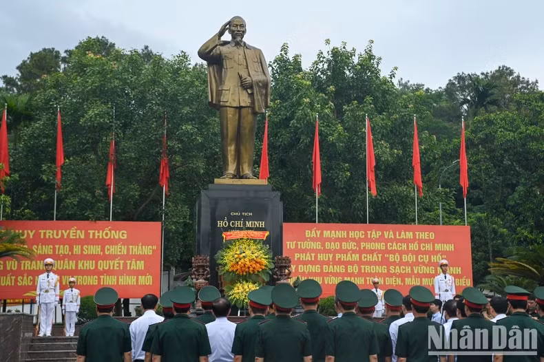 National Assembly Chairman Tran Thanh Man and the delegation offered flowers and incense at the Monument of President Ho Chi Minh at the Command of Military Region 3.