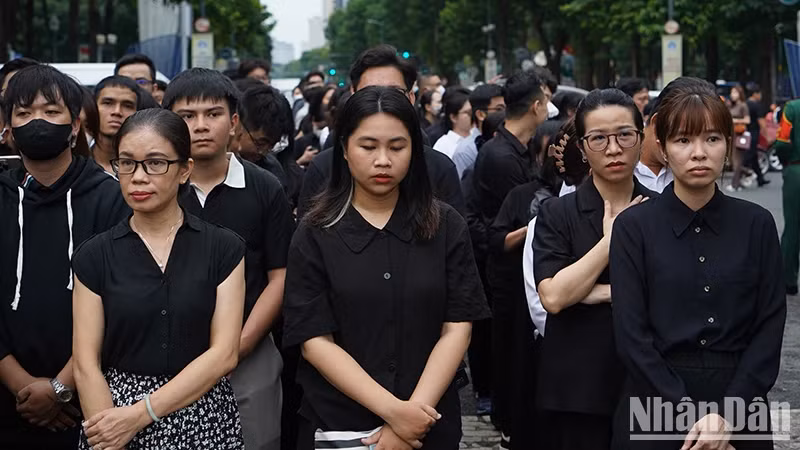 On the afternoon of July 25, although it was raining in Ho Chi Minh City, a long line of people still waited for their turn to pay respects to the late General Secretary.