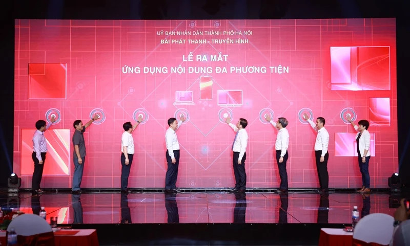 Representatives of the Ministry of Information and Communications, Hanoi City, and Hanoi Radio Television launched the 'Hanoi On' multimedia content application.