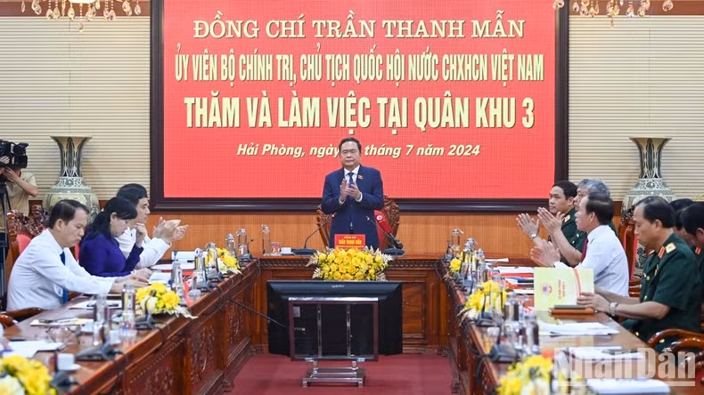 National Assembly Chairman Tran Thanh Man chaired the working session with the Command of Military Region 3.