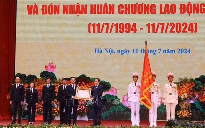 NA Chairman Tran Thanh Man hands over the President's First Class Labour Order to the SAV (Photo: VNA)