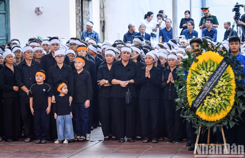 People expressed their condolences at General Secretary Nguyen Phu Trong's passing.