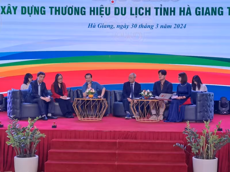 Delegates discussing at the workshop.